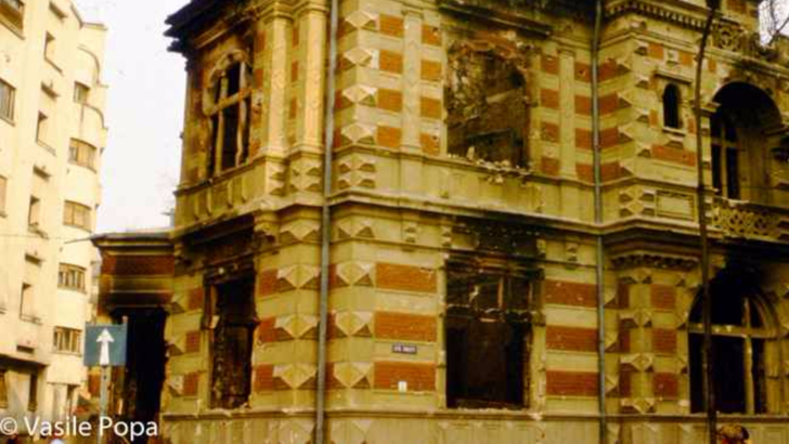 Casa Paucescu, fost sediu al Directiei a V-a a Securitatii dupa incendiere. Foto: Vasile Popa